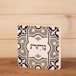 בלוק עץ ריבוע סגנון אריח צבעוני מעוטר עם המילה נחת להנחה על מדף או לתליה גוון כחול לבן מוקה בז׳