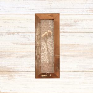 תמונת קיר לאורך בסמגרת מקורית של מרקו קאירי סגנון וינטאג׳ גווני חום עץ טבעי בעיצוב כפרי של בד תחרה לבן ופרחים מיובשים שמנת