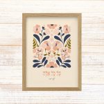 תמונה ממוסגרת לעיצוב הבית פרינט בעיצוב נקי עם איור פרחים עדין בשילוב המילים על כל אלה של נעמי שמר. צבע שמנת ורוד