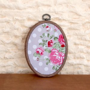 חישוק עץ אוובלי עם בד פרחים וינטרג׳ לתליה גוון מוקה בז׳ ורוד