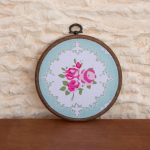 חישוק עץ עגול עם בד פרחים וינטרג׳ לתליה גוון מנטה ורוד ולבן