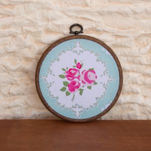 חישוק עץ עגול עם בד פרחים וינטרג׳ לתליה גוון מנטה ורוד ולבן