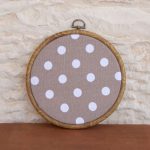 חישוק עץ עגול עם בד נקודות לבנות על מוקה חום לתליה גוון מוקה בז׳