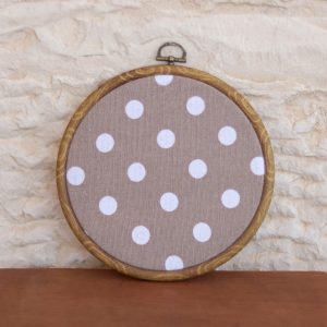 חישוק עץ עגול עם בד נקודות לבנות על מוקה חום לתליה גוון מוקה בז׳