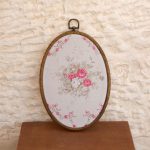 חישוק עץ אוובלי עם בד פרחים וינטרג׳ לתליה גוון מוקה בז׳ ורוד