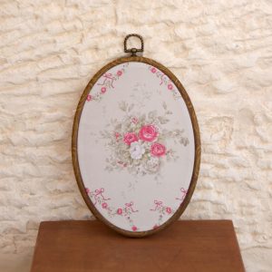 חישוק עץ אוובלי עם בד פרחים וינטרג׳ לתליה גוון מוקה בז׳ ורוד