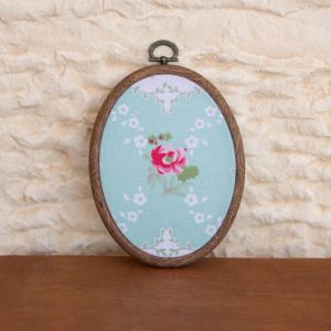 חישוק עץ אוובלי עם בד פרחים וינטרג׳ לתליה גוון מנטה ורוד ולבן