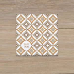 אריח קרמיקה ריבוע בהדפסה ייחודית עם המילים בימים ההם בזמן הזה לחנוכה בגווני חום מוקה חמרה לבן בטקסטורה רטרו לשימוש לחום להנחה של נרות שבת או חנוכיה