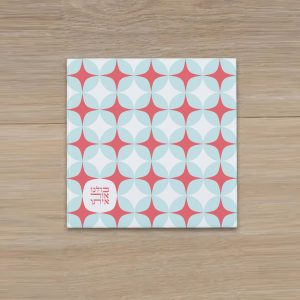 אריח קרמיקה ריבוע בהדפסה ייחודית עם המילים כולנו אור איתן לחנוכה בגווני טורקיז ורוד לבן בטקסטורה רטרו לשימוש לחום להנחה של חנוכיה