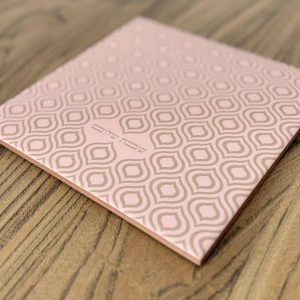 אריח קרמיקה ריבוע בהדפסה ייחודית עם המילים שבת שלום בגווני ורוד מוקה זהב בטקסטורה רטרו לשימוש לחום להנחה של נרות שבת