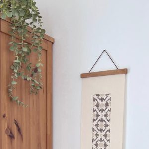 הדפסה ייחודית על בד קנבס בין מוטות עץ כפריים לתלייה על קיר באווירה כפרית וטבעית בפורמט צר ואורך מתאים לתליה על קיר צר במעברים עיצוב מיוחד עם המילים מזמור שיר חנוכת הבית מתנה לחנוכת בית גווני חום מוקה טקסטורה דמוי רקמה וינטאג׳