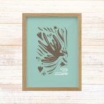 תמונה ממוסגרת לעיצוב הבית פרינט בעיצוב נקי עם איור פרחים וציפור עפה עם הכיתוב כי טוב טורקיז לבן וחום