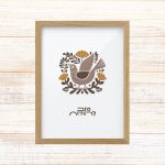 תמונה ממוסגרת לעיצוב הבית פרינט בעיצוב נקי עם איור ציפור בגווני חום וחרדל עם הכיתוב טוב להודות