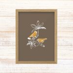 תמונה ממוסגרת לעיצוב הבית פרינט בעיצוב נקי עם איור ציפורים בגווני חום חרדל