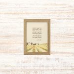 תמונה קטנה ממוסגרת טיפוגרפיה שמנת עם הכיתוב הדואג לימים זורע חיטים הדואג לשנים נוטע עצים הדואג לדורות מחנך אנשים של יאנוש קורצ׳אק לתליה בבית או להנחה על מדף עם איור נוף עדין